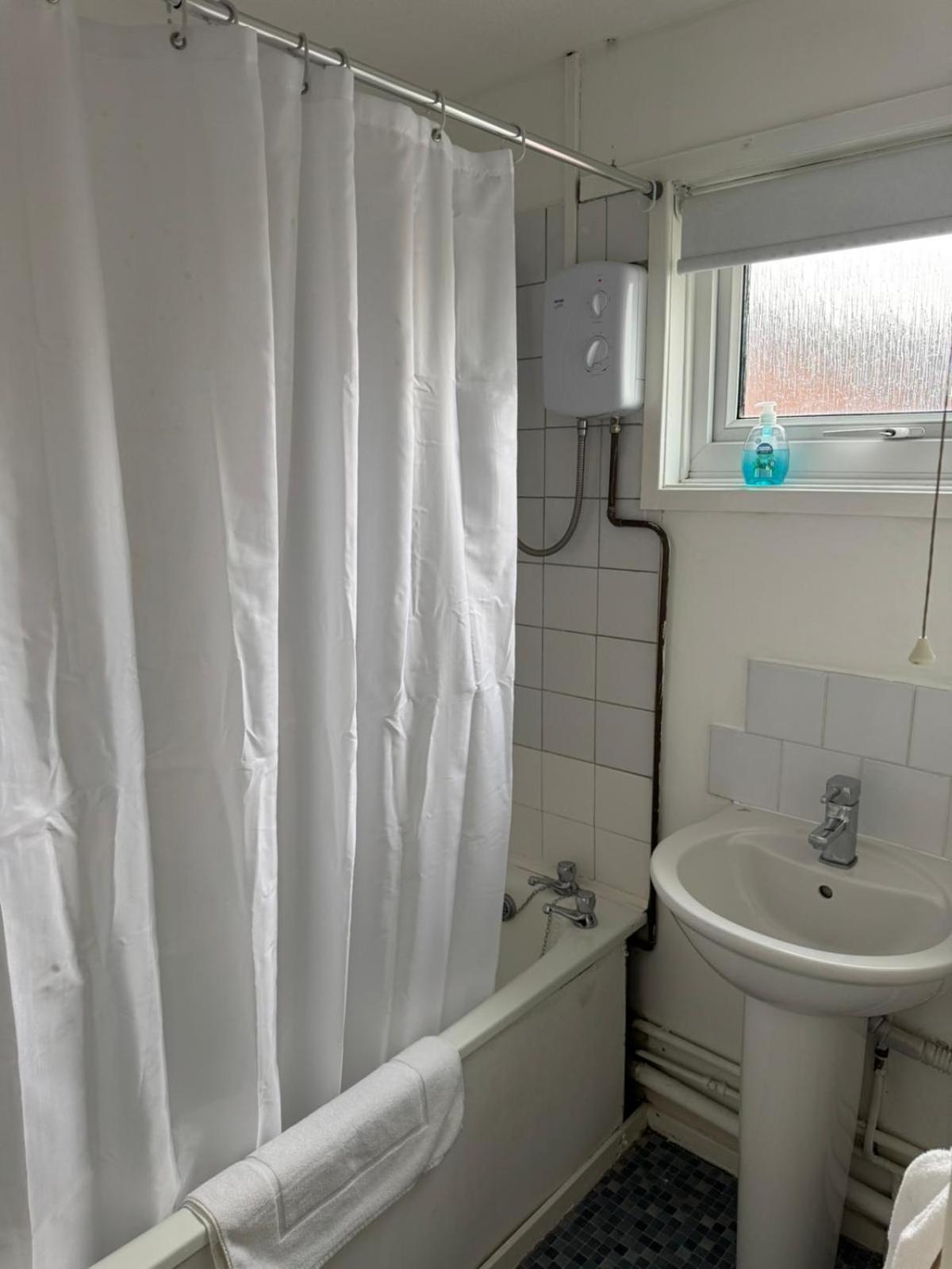 Large 2 Bedroom House Wombridge Ngoại thất bức ảnh